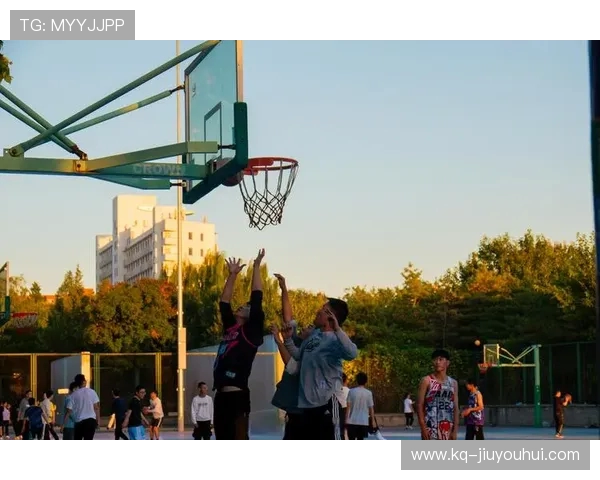 绿茵场的落日余晖里藏着梦碎的呐喊与孤独的荣光